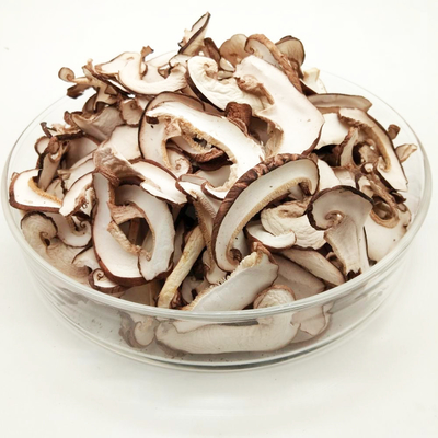 Donkere Bruine Droge Gesneden Shiitake schiet Hoge Voeding als paddestoelen uit de grond