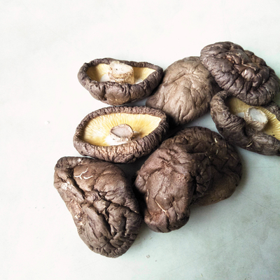 Bruine gedroogde shiitake paddestoelen voor de keuken 1 jaar houdbaarheid