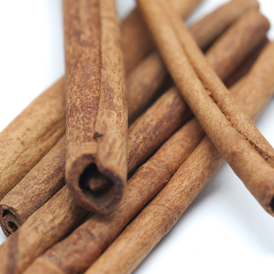 Een natuurlijke kruidenmengsel met kaneelstokken voor een smakelijke keuken